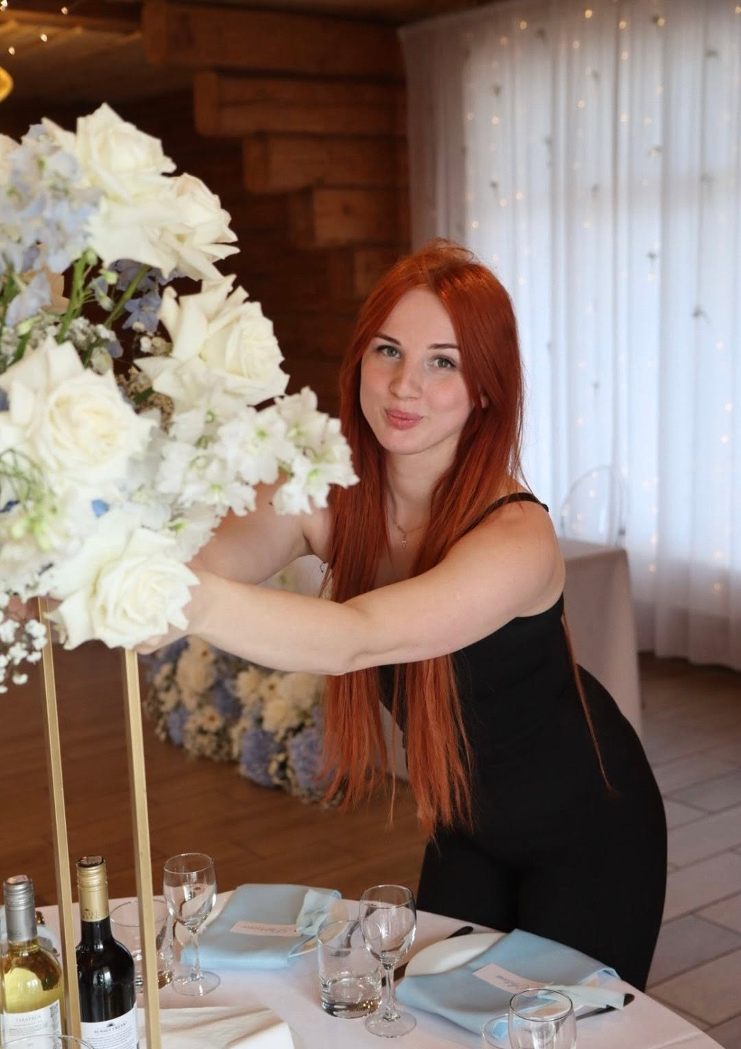 The Golden Rose floriste veido baltu ziedu kompozīciju svētku galdam