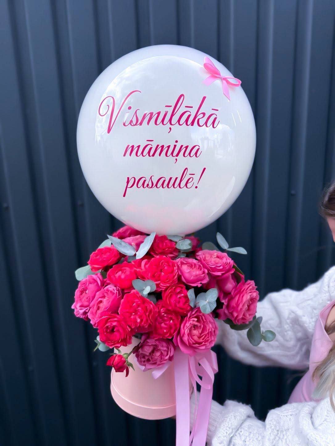 Balta balona un rozā rozīšu kompozīcija dāvanu kastē ar uzrakstu māmiņai